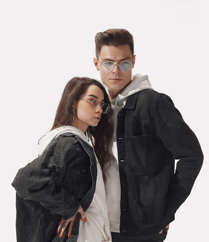 Парень с девушкой стоят презентуют одежду